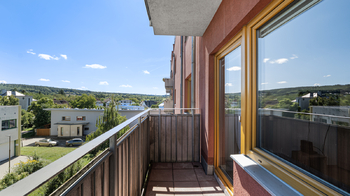 Pohled z balkonu na okolní zástavbu - Pronájem bytu 2+kk v osobním vlastnictví 55 m², Říčany