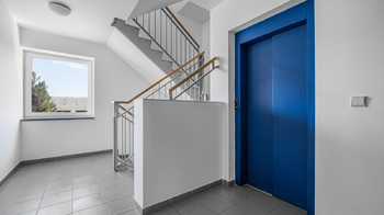 Chodba s výtahem - Pronájem bytu 2+kk v osobním vlastnictví 55 m², Říčany