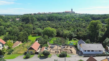 Pohled na stavbu a zámek Mělník - Prodej domu 95 m², Hořín