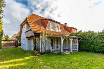 Pohled na dům ze zahrady - Prodej domu 112 m², Nupaky 