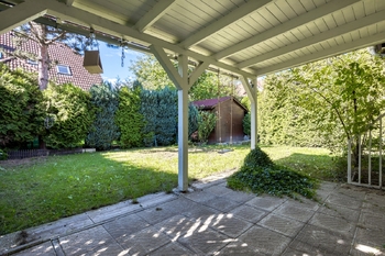 Pohled na zahradu z terasy - Prodej domu 112 m², Nupaky