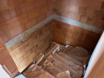 Schodiště do 1NP - Prodej domu 95 m², Hořín