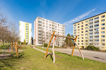 Celkový pohled na dům - Pronájem bytu 1+1 v osobním vlastnictví 35 m², Neratovice