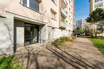 Přední vstup do domu - Pronájem bytu 1+1 v osobním vlastnictví 35 m², Neratovice