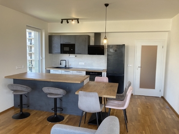 kuchyňský kout s barem, jídelním stolem a židlemi - Pronájem bytu 2+kk v osobním vlastnictví 63 m², Praha 9 - Vysočany 