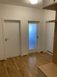 pohled z chodby od vstupních dveří - Pronájem bytu 2+kk v osobním vlastnictví 63 m², Praha 9 - Vysočany