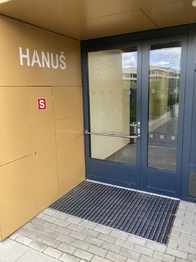 vchod do domu I. - Pronájem bytu 2+kk v osobním vlastnictví 63 m², Praha 9 - Vysočany