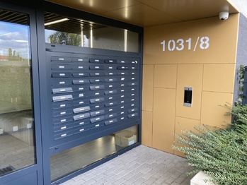 vchod do domu II. - Pronájem bytu 2+kk v osobním vlastnictví 63 m², Praha 9 - Vysočany