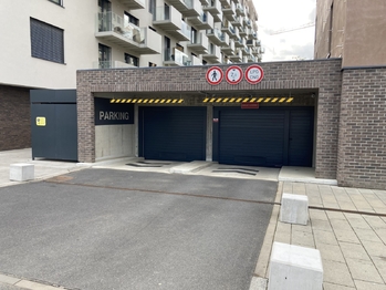 vjezd do podzemních garáží - Pronájem bytu 2+kk v osobním vlastnictví 63 m², Praha 9 - Vysočany