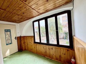 Průchozí místnost na půdu - Prodej domu 121 m², Duchcov