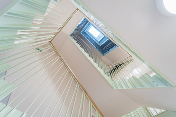 Designové prvky v domě - Pronájem bytu 1+kk v osobním vlastnictví 41 m², Praha 6 - Dejvice