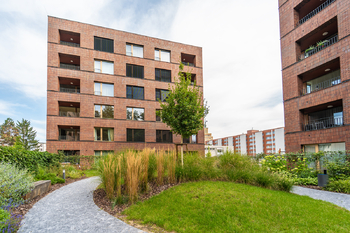 Pohled na dům - Pronájem bytu 1+kk v osobním vlastnictví 41 m², Praha 6 - Dejvice