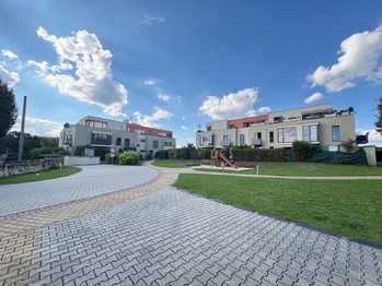 Venkovní pohled na dům - Pronájem bytu 3+kk v osobním vlastnictví 85 m², Praha 9 - Hostavice 