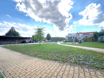 Krytá venkovní stání - Pronájem bytu 3+kk v osobním vlastnictví 85 m², Praha 9 - Hostavice