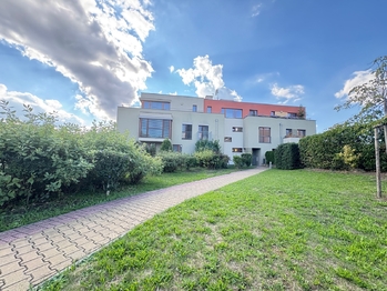 Venkovní pohled na dům - Pronájem bytu 3+kk v osobním vlastnictví 85 m², Praha 9 - Hostavice
