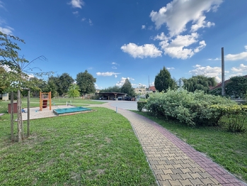 Uzavřený areál - Pronájem bytu 3+kk v osobním vlastnictví 85 m², Praha 9 - Hostavice