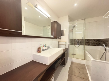 Koupelna - Pronájem bytu 3+kk v osobním vlastnictví 85 m², Praha 9 - Hostavice