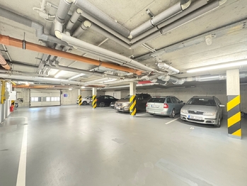 Garážové stání - Pronájem bytu 3+kk v osobním vlastnictví 85 m², Praha 9 - Hostavice