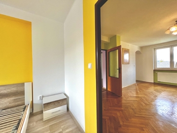 pohled z ložnice do haly - Prodej bytu 3+1 v osobním vlastnictví 98 m², Semily