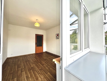 balkon s pohledem do 2. ložnice - Prodej bytu 3+1 v osobním vlastnictví 98 m², Semily