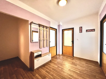 vstupní hala - Prodej bytu 3+1 v osobním vlastnictví 98 m², Semily