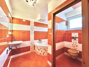 wc a prostorná koupelna - Prodej bytu 3+1 v osobním vlastnictví 98 m², Semily
