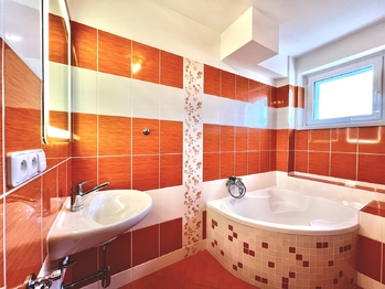 koupelna s vanou - Prodej bytu 3+1 v osobním vlastnictví 98 m², Semily