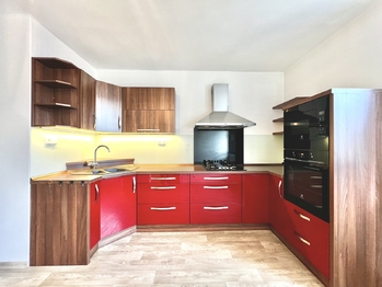 kuchyňský kout - Prodej bytu 3+1 v osobním vlastnictví 98 m², Semily