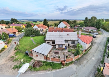 pohled na dům a stodolu - Prodej domu 73 m², Zásmuky 