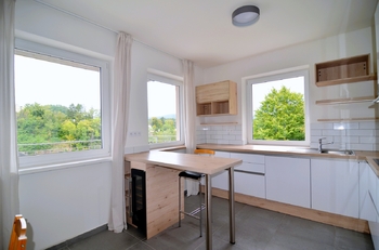 kuchyňský kout se spoustou oken - Prodej bytu 3+kk v osobním vlastnictví 126 m², Český Krumlov
