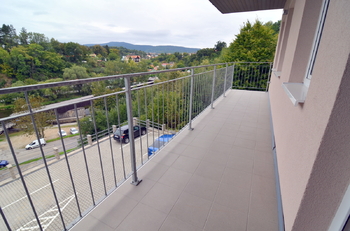 balkón u obývacího pokoje, výhled do údolí Vltavy  - Prodej bytu 3+kk v osobním vlastnictví 126 m², Český Krumlov