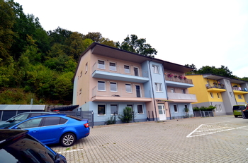 pohled na bytový dům pouze s 8 byty - Prodej bytu 3+kk v osobním vlastnictví 126 m², Český Krumlov
