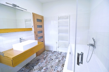 koupelna 8,1 m2 - Prodej bytu 3+kk v osobním vlastnictví 126 m², Český Krumlov