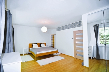 větší ložnice 25,8 m2 - Prodej bytu 3+kk v osobním vlastnictví 126 m², Český Krumlov