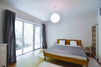 větší ložnice 25,8 m2 - Prodej bytu 3+kk v osobním vlastnictví 126 m², Český Krumlov