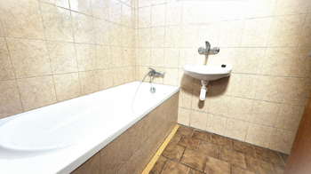 koupelna v přízemí, vana, sprchový kout - Prodej domu 90 m², Třebenice