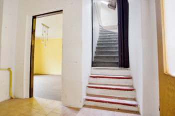 vstup do pokojů a patra - Prodej domu 90 m², Třebenice