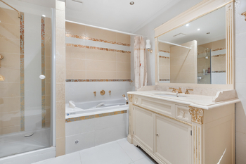 koupelna s větši ložnící - Prodej bytu 3+kk v osobním vlastnictví 124 m², Karlovy Vary
