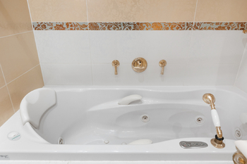 koupelna s větši ložnící - Prodej bytu 3+kk v osobním vlastnictví 124 m², Karlovy Vary