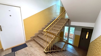 Schodiště s výtahem a lodžií - Prodej bytu 2+1 v družstevním vlastnictví 52 m², Praha 6 - Břevnov