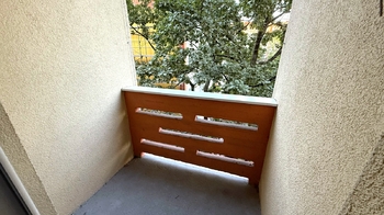 Lodžie na chodbě - Prodej bytu 2+1 v družstevním vlastnictví 52 m², Praha 6 - Břevnov