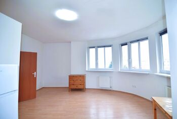 kruhový půdorys s velkými okny na jih - Pronájem bytu 1+kk v osobním vlastnictví 35 m², Praha 4 - Michle 