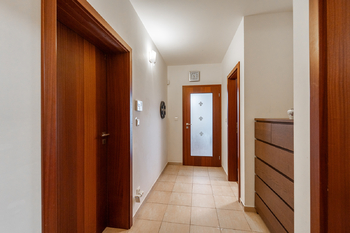 Předsíň - Prodej bytu 3+kk v osobním vlastnictví 92 m², Praha 9 - Újezd nad Lesy