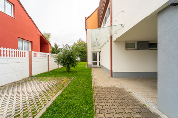 Vchod do domu - Prodej bytu 3+kk v osobním vlastnictví 92 m², Praha 9 - Újezd nad Lesy