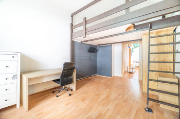 Ložnice s patrem na spaní - Prodej bytu 1+1 v družstevním vlastnictví 38 m², Praha 3 - Žižkov