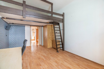 Ložnice s patrem na spaní - Prodej bytu 1+1 v družstevním vlastnictví 38 m², Praha 3 - Žižkov