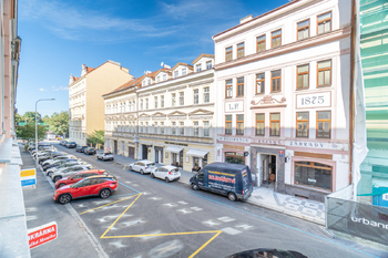 Výhled do ulice - Prodej bytu 1+1 v družstevním vlastnictví 38 m², Praha 3 - Žižkov