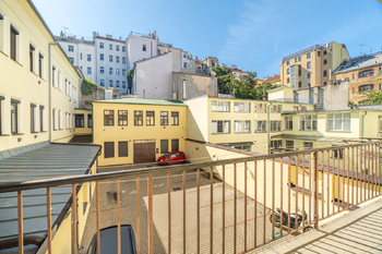 Výhled do dvora - Prodej bytu 1+1 v družstevním vlastnictví 38 m², Praha 3 - Žižkov