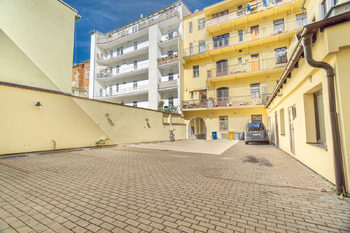 Dvůr - Prodej bytu 1+1 v družstevním vlastnictví 38 m², Praha 3 - Žižkov