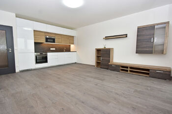 Kuchyňský kout včetně myčky, lednice s mrazákem, indukční varné desky, trouby a mikrovlnné trouby.  - Pronájem bytu 2+kk v osobním vlastnictví 58 m², Praha 9 - Kbely